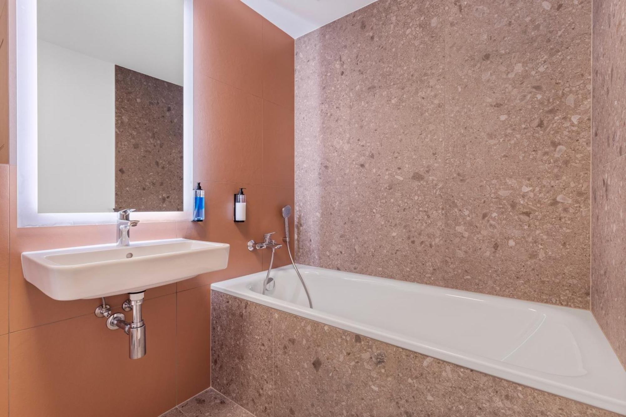 Lam Lavender - Free Parking Apartment Братислава Екстериор снимка